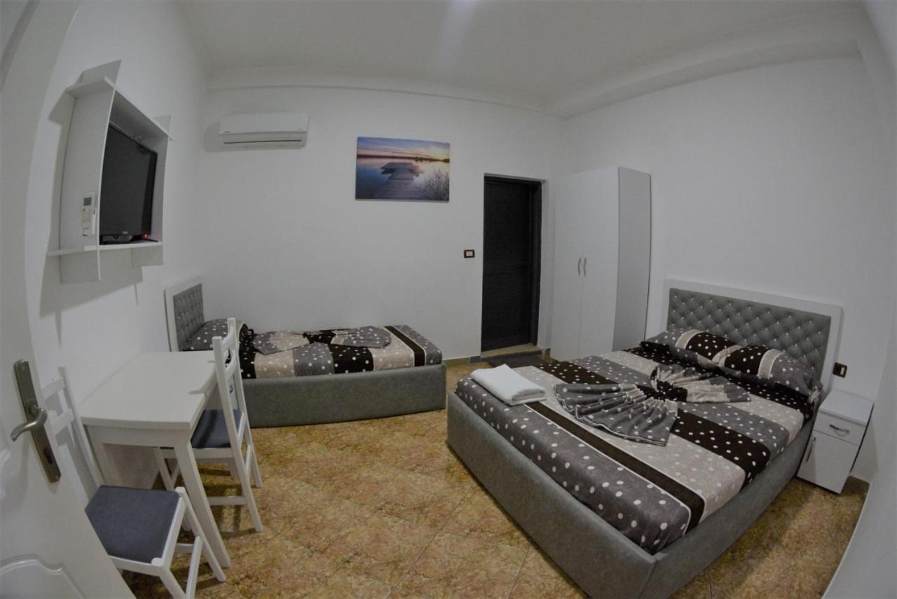 Peshkopi Hotel Reci מראה חיצוני תמונה