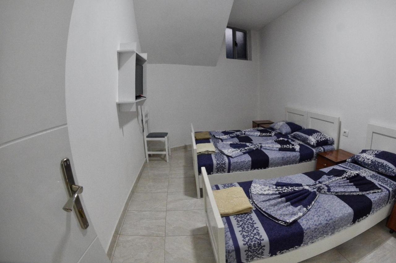 Peshkopi Hotel Reci מראה חיצוני תמונה